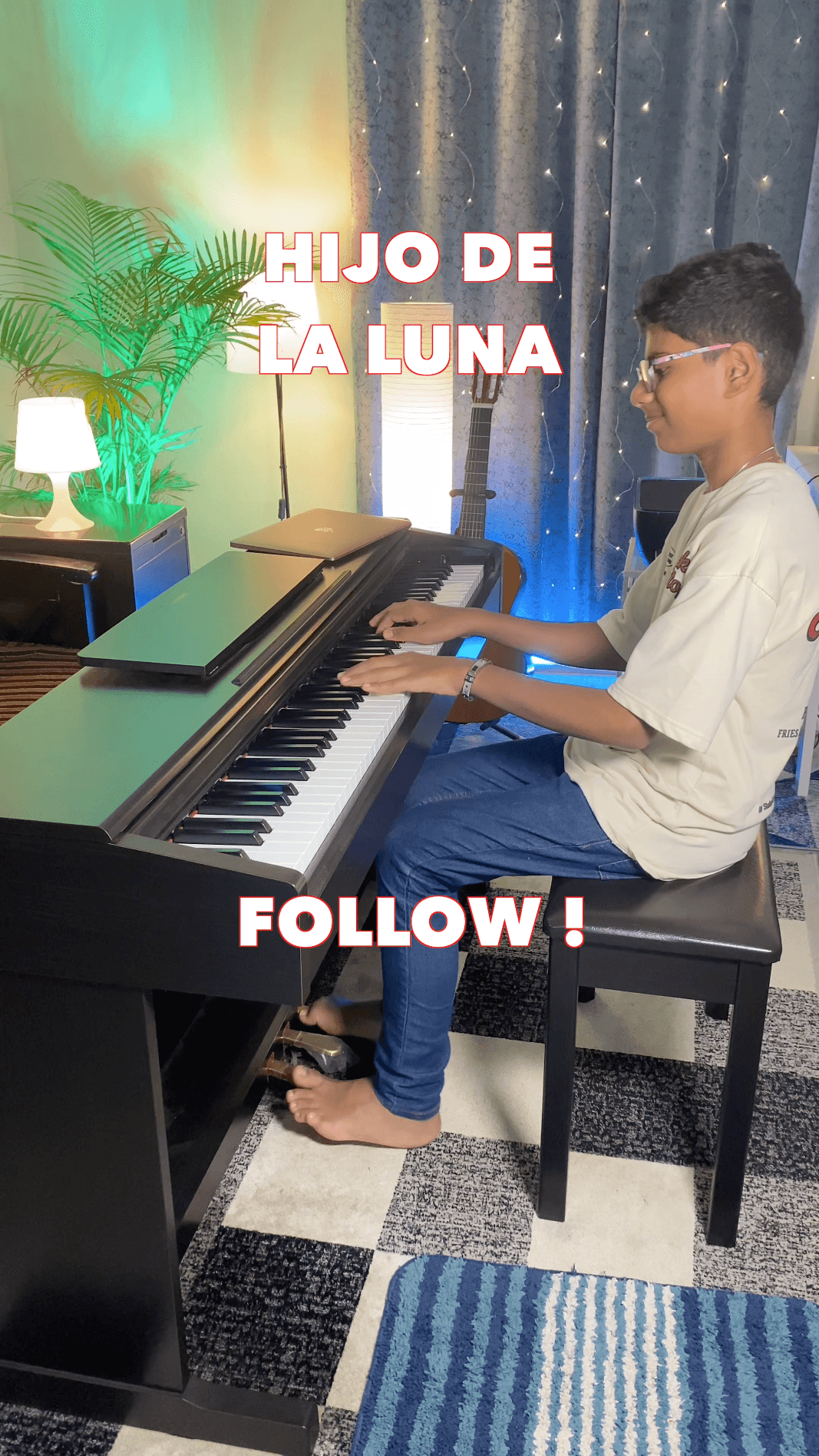 Bala playing a digital piano at home, with the words Hijo de la Luna across the photograph.
